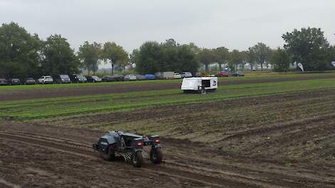 De Quirky van Odd.Bot en de Aigro Up van Aigro tijdens de demodag Robotisering op Agroproeftuin de Peel in Zeeland