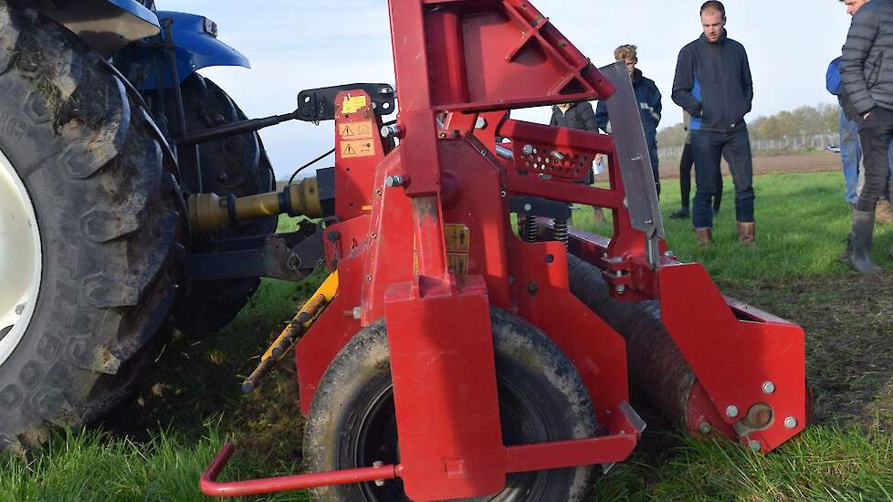 Ook deze Geohobel mulcher snijdt het groene materiaal af in de kroon en is hiermee vergelijkbaar met de Kuhn biomulch. De Geohobel heeft echter meer capaciteit en kracht dankzij zwaardere beitels. Deze machine heeft een rol achter die het groene materiaal