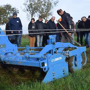 Het bijzondere aan deze Lemken Zirkon 8 kopeg is dat de tanden van deze rotorkopeg twee richtingen op kunnen draaien waardoor deze slepend of stekend draaien. Tijdens de demo was de machine stekend afgesteld. De draairichting is zeer eenvoudig te verander