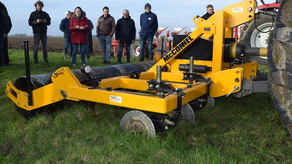 McConnel Shakaerator is niet gebouwd om de grond te liften, maar los te schudden. De schijven snijden voor de tand uit. De woelpoot krijgt hierdoor vrij baan en de schade aan de graszode blijft tot een minimum beperkt. De tanden gaan in de verdichte onder