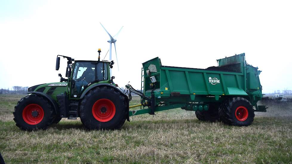 Van het Goor reed met een combinatie die net geen 15 ton weegt. Deze lege Tebbe weegt 8 ton en drukt met 7200 kg op de grond. De brede banden staan in het voorjaar op 0,8 tot 1 bar. De bandenafdruk komt op 1 x 1,10 meter. De combinatie kan in hondengang r