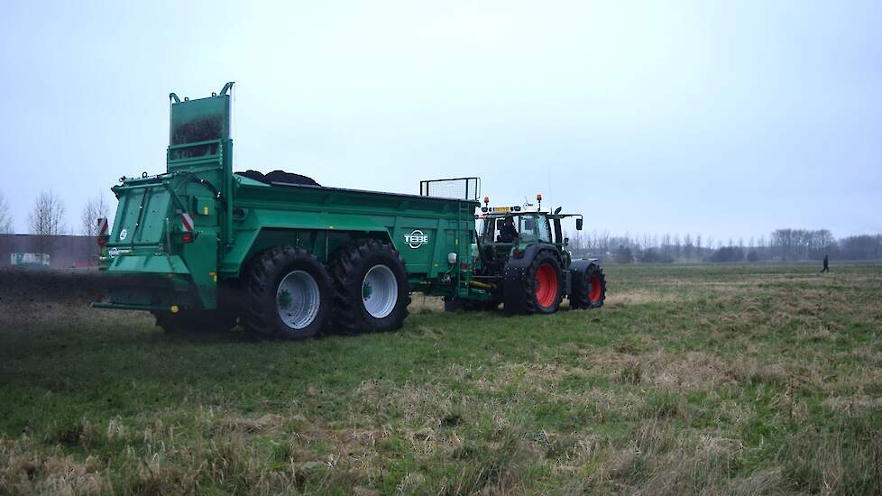 Witteveen reedt met een combinatie die ruim 19,5 ton weegt. De Tebbe weegt leeg 11,7 ton, maar de tandemas verdeeld dit gewicht en is hierdoor jaarrond inzetbaar. De zeer hoge banden zijn naast de strooier geplaatst. Door niet volop te laden kan de verdic