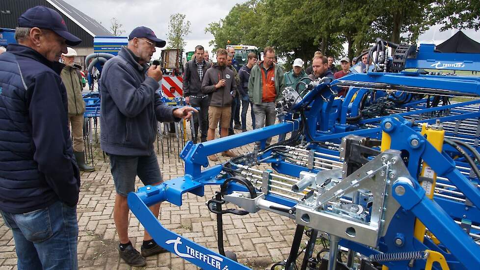 Velddemonstraties van de machines en werktuigen waren door het slechte weer niet mogelijk op de BioVelddag 2023. Daarom maakte Christoffel den Herder een rondje met de bezoekers langs de mechanisatie op het erf van de Broekemahoeve. Jos Pelgröm gaf uitleg