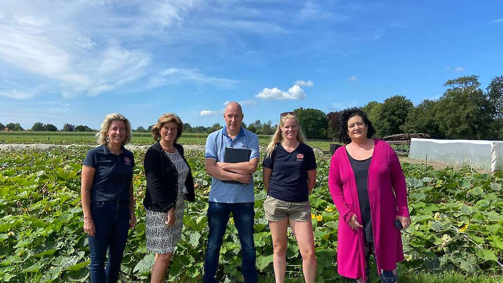 Vlnr: Annemarie Kruize (De Bolster), Ans Mol, Dave te Woerd, Mayra Huzen (De Bolster) en Caroline van de Plas