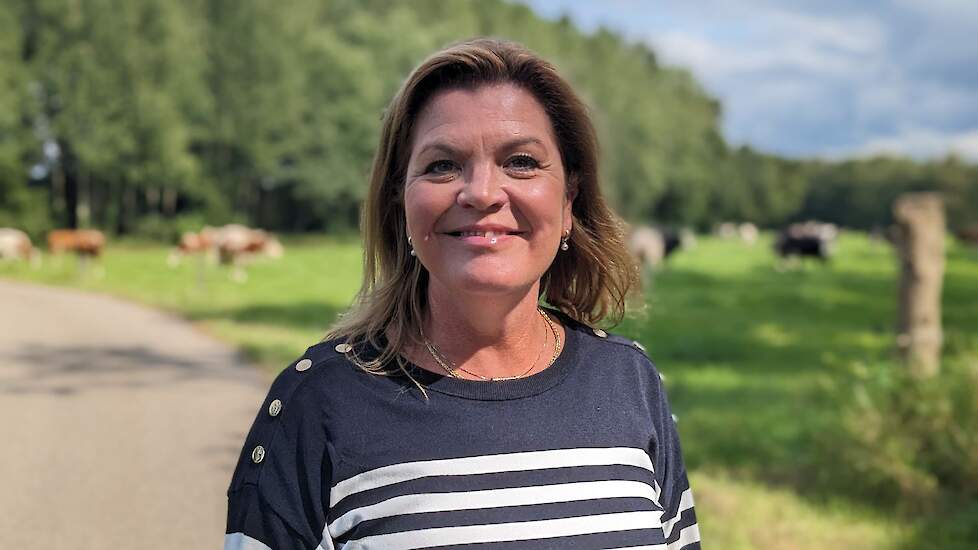 Minister Van der Wal op het platteland bij grazende koeien.