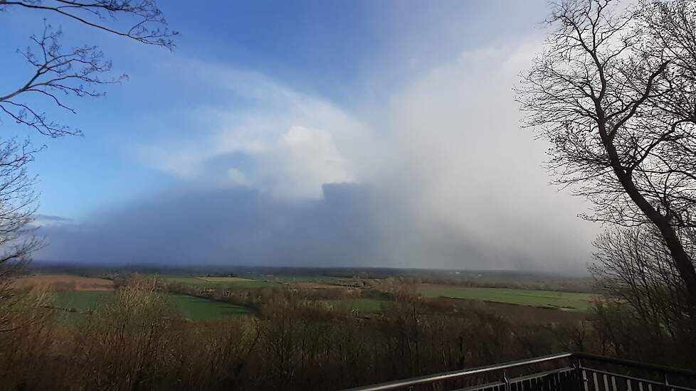 Winterse buien boven de Elterberg op de grens bij het Duitse Emmerik