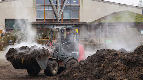 Dampende compost wordt de kas van glastuinbouwbedrijf BioVerbeek te Velden (LB) ingereden.