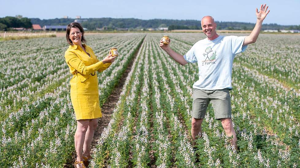 Marike Lameris en Andre Jurrius in lupineveld