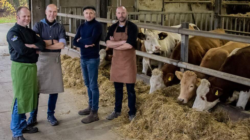 Vlnr: Gijs Verveda (DGW Arnhem), Bert Nijkamp (DGW Apeldoorn), biologisch rundveehouder Albert Hassink en Bas Derksen (DGW Nijmegen).