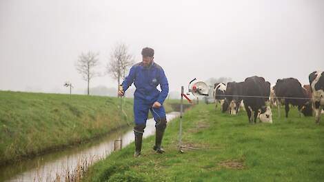 In het weideseizoen verzet Erik van der Velde wel vijf keer per dag de afrastering om de koeien zoveel mogelijk schoon gras aan te bieden.