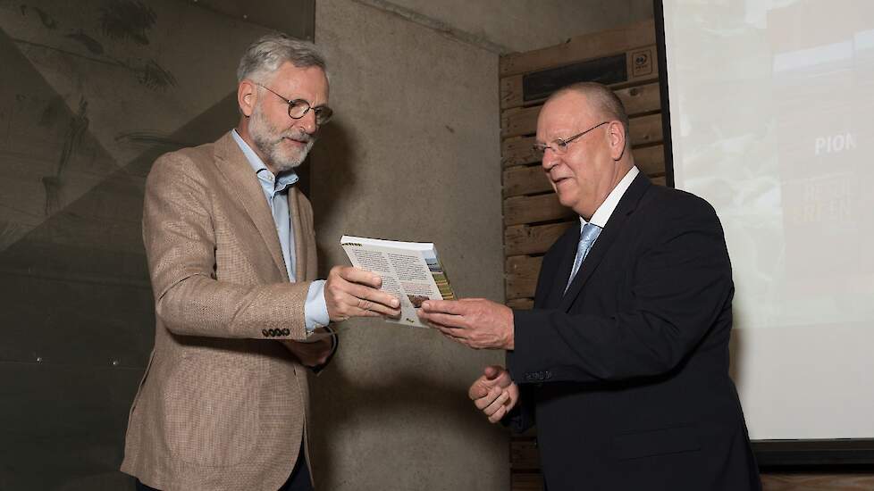 Bart Fokkens krijgt boek overhandigd