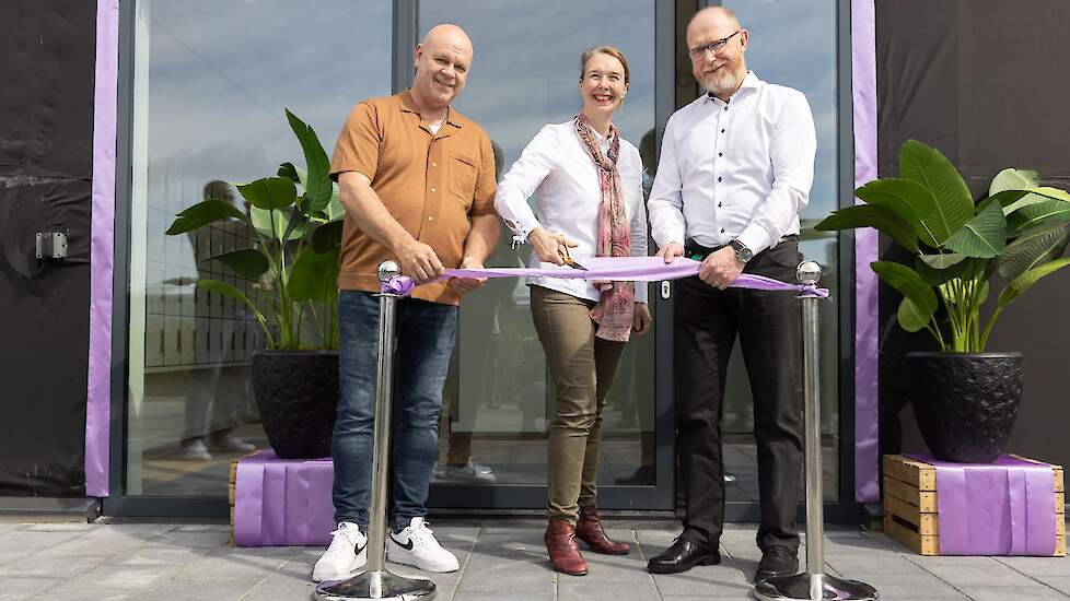Van links naar rechts: Douw Runia (Site Manager Organic Production), Allison Thomas (Chief Operations Officer), Jaap Mazereeuw (Chief Executive Officer) knippen het lint door.