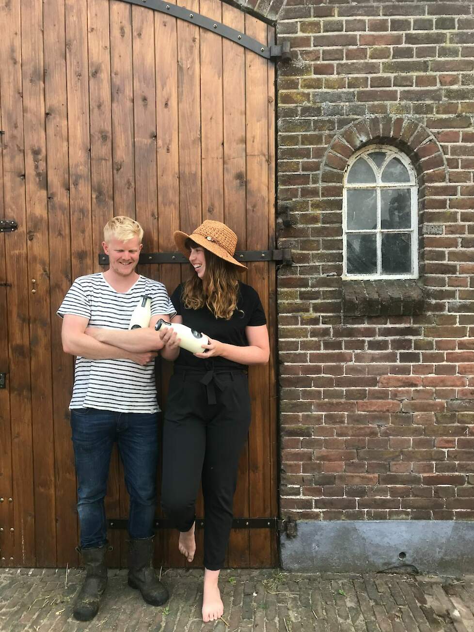 Rich en Arjuna Huis in 't Veld met de producten van hun melkbrouwerij.