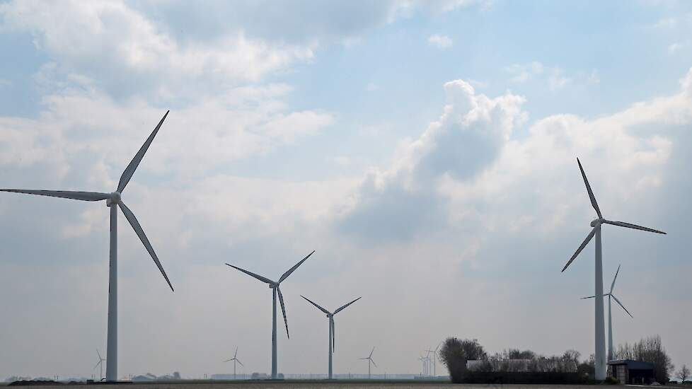 Eline Vedder wees erop dat de eerste windmolens op boerenland verschenen. Toch wordt de energie die ze opwekken niet aan de landbouwsector toegeschreven.