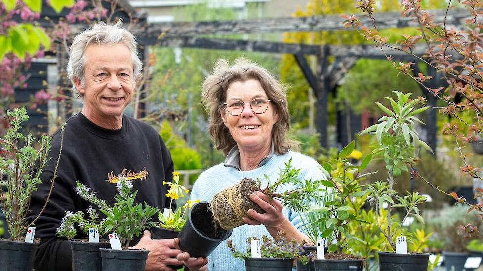 Evert en Sandra Schouten telen biologisch. 'Geen plofkruiden, met zo'n cellofaantje eromheen.'