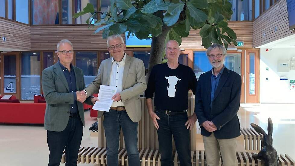 foto van overhandiging pachtnotitie en open brief door Philippe Terheggen voorzitter burgercooperatie Land van Ons aan wethouder Daan Binnendijk (CDA) van Leiderdorp. Op de foto verder: Nico Wisse en Ton Gordijn aanwezig namens het Land van Ons perceel Ou