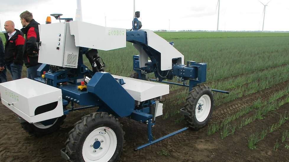 EKO-BOT van Homburg. Deze robot kent twee modellen en is op dit moment geprogrammeerd voor uien. Deze autonoom rijdende robot wordt met behulp van GPS bestuurd en kan non-stop werken, de accu gaat 8 tot 10 uur mee.
