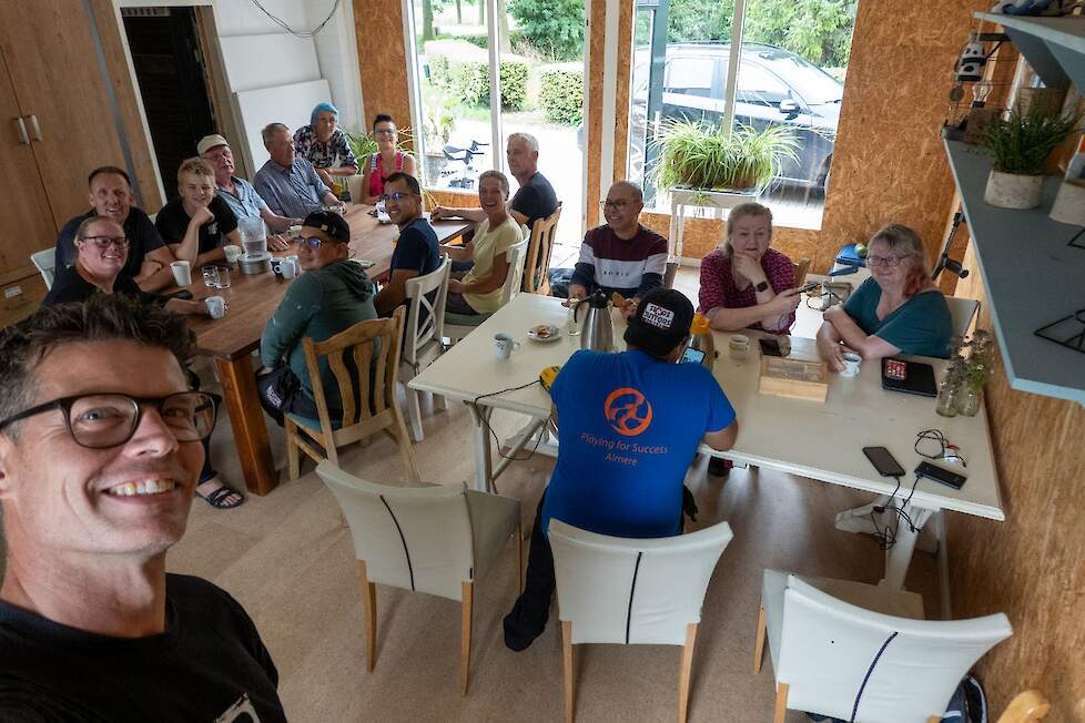 Burgerboeren en ondernemers in kantine van Burgerboerderij Oosterwold.