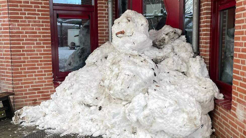 De ingang van de school werd door studenten gebarricadeerd.