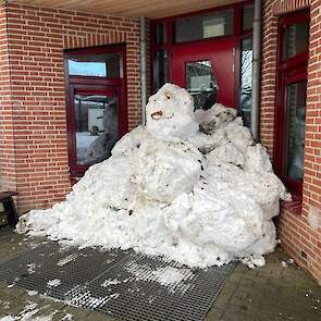 De ingang van de school werd door studenten gebarricadeerd.
