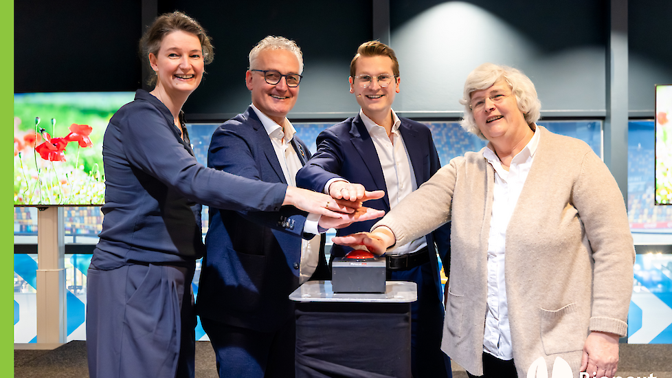 V.l.n.r: Roosmarijn Saat (Biowinkelvereniging), Jan Groen (BioNederland), Jaimi van Essen (minister LVVN) en Pipie Smits van Oyen (Biohuis) openen de beurs
