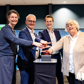 V.l.n.r: Roosmarijn Saat (Biowinkelvereniging), Jan Groen (BioNederland), Jaimi van Essen (minister LVVN) en Pipie Smits van Oyen (Biohuis) openen de beurs