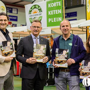 Gedeputeerde Harold Zoet (Gelderland) en Jasper Kuntzelaers (Limburg) bezoeken ondernemers op het Korte Keten Plein